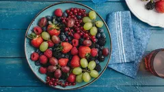 Esta baya que todos adoramos es la más perjudicial de todas, pero aun así la compramos como capricho y convencemos a los niños de que se la