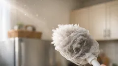 El truco de la malla de desagüe para que tu mopa no se llene de polvo en dos pasadas