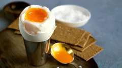 Cómo hacer el huevo pasado por agua perfecto con yema líquida y clara asentada