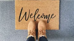 Qué poner bajo el felpudo para que el suelo se mantenga seco: un truco útil