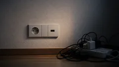 Adiós a las regletas: enchufes modulares con USB-C para una casa más ordenada