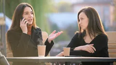 Hábitos comunes por los que los demás pueden considerarte una persona grosera y desagradable.