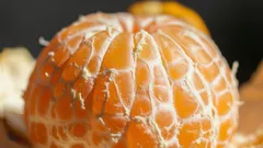 Pocos lo saben: cómo se llaman esos «hilitos» de la mandarina y por qué son incluso más saludables que la propia fruta