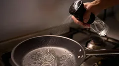 Por qué los cocineros caseros con experiencia frotan la sartén con vinagre antes de cocinar: un viejo truco de cocina
