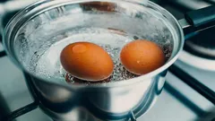 ¿En qué agua conviene empezar a cocer los huevos: en fría o en caliente? Recuérdalo para siempre.