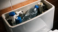 Por qué no deberías meter una botella en la cisterna para ahorrar agua