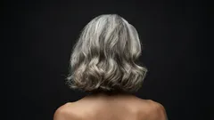 Teñir el pelo canoso: cómo elegir un tono que parezca natural y cubra bien las canas