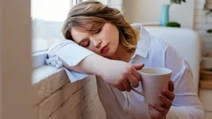 Por qué te entra sueño durante el día y cómo recuperar energía sin abusar del café